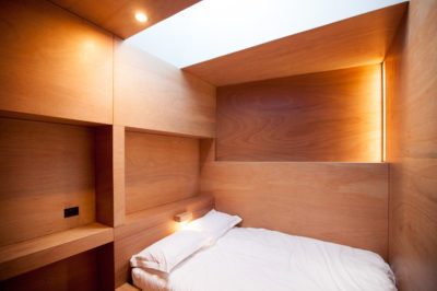 Dalesofderby queen bed cool window