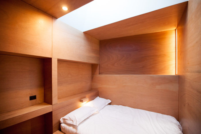 Dalesofderby queen bed cool window